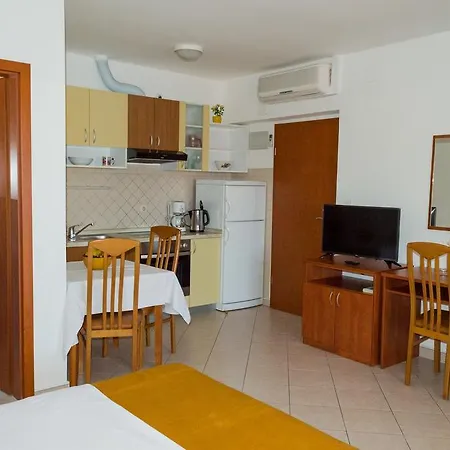 Apartments Zdenka Starigrad Paklenica Exterior photo