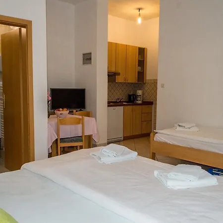 Apartments Zdenka Starigrad Paklenica Exterior photo